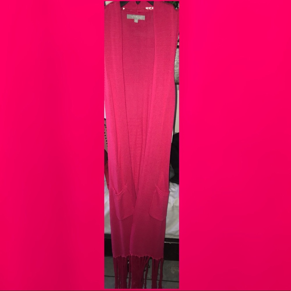 Long sleeveless type sweater.